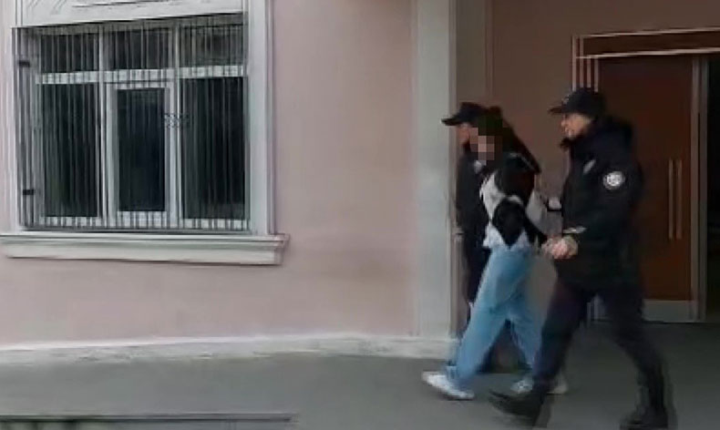 Yeni doğurduğu bebeği birinci kattan attı