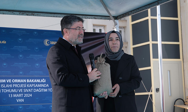 Bakan Yumaklı, Vanlı çiftçilere tohum dağıttı