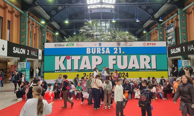 Kitap fuarı ziyaretçi akınına uğradı