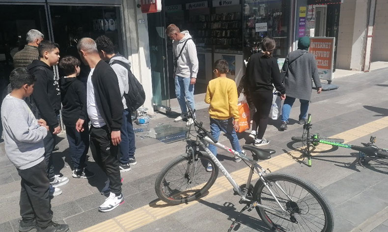 Kontrolünden çıkan elektrikli bisikletle vitrine daldı