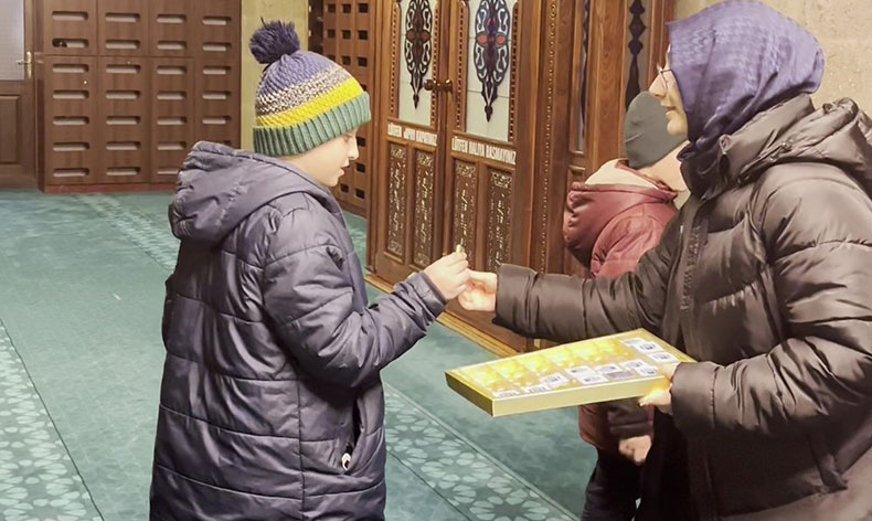 Erzurum’da çocuklara teravihte çikolata sürprizi