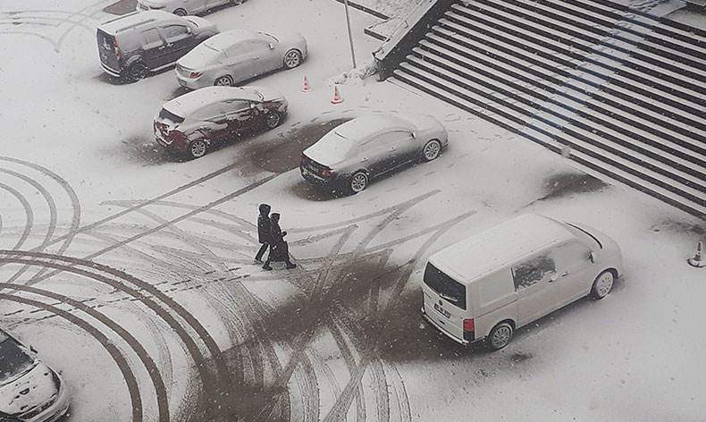 Ağrı’da Mart sonunda kar yağışı