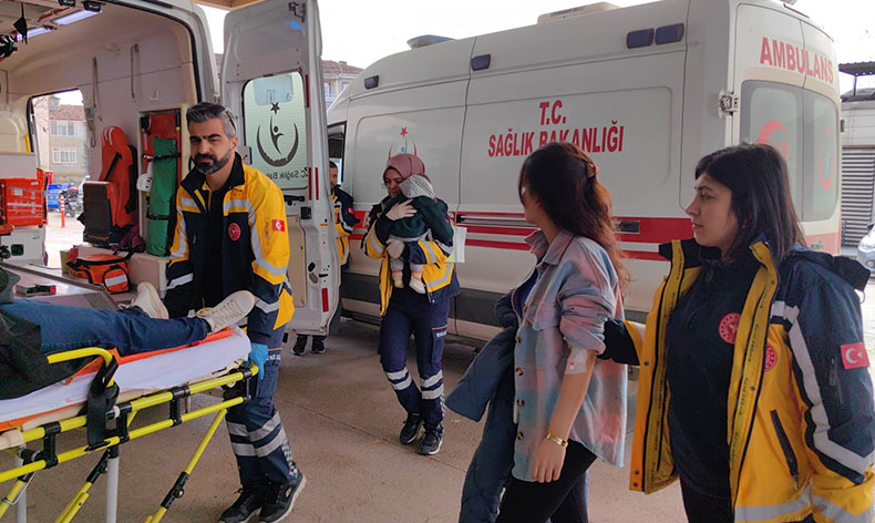 Minibüs ile otomobil çarpıştı: 1’i bebek 4 yaralı