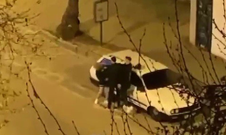 İzmir’de sokak ortasında kadına şiddet