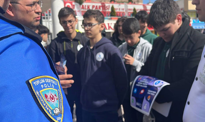 Lise öğrencileri ve polis iş birliği yaptı