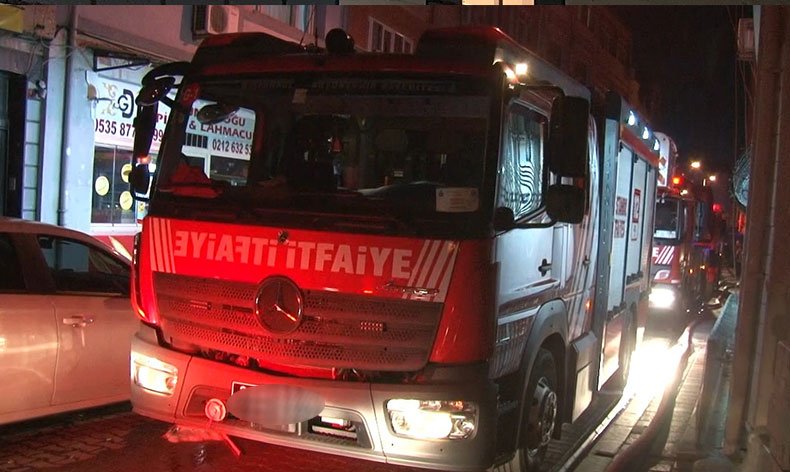 Fatih’te 5 katlı binanın çatısında korkutan yangın