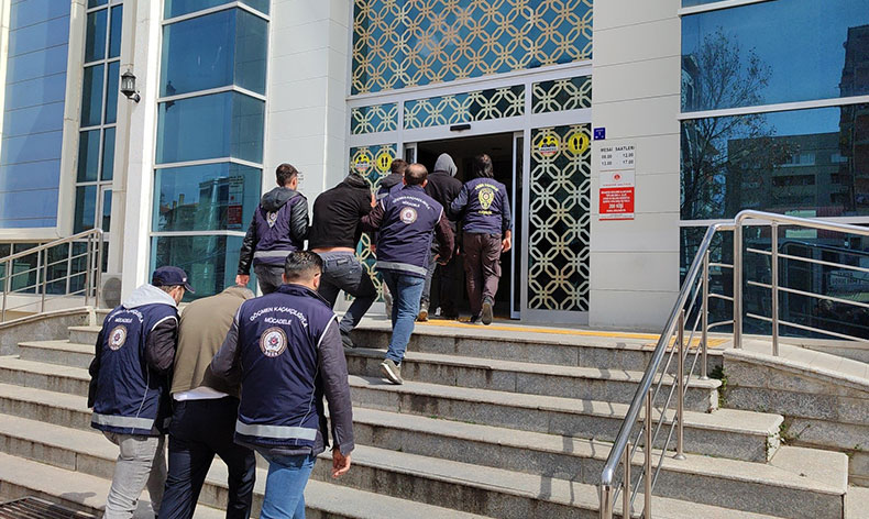 Düzensiz göçmen operasyonunda 2 tutuklama