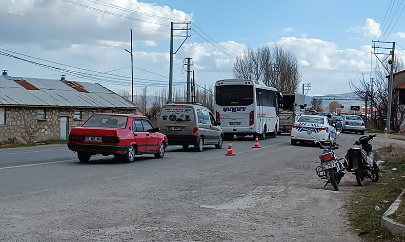 Tıra çarpan hafif ticari aracın sürücüsü ağır yaralandı