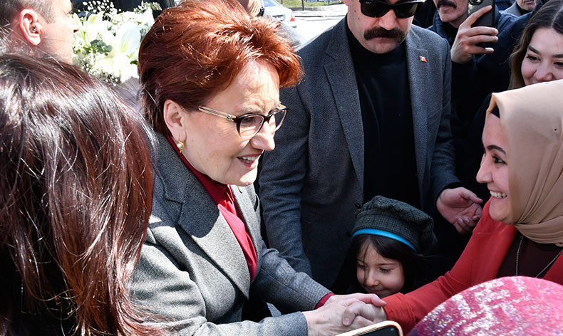 Meral Akşener’den esnaf ziyareti