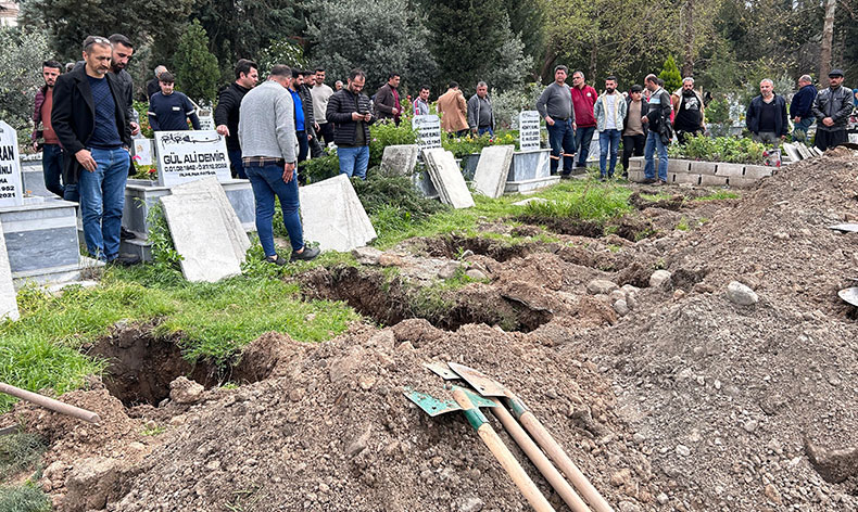 Ecrin ve annesi aynı mezara gömüldü