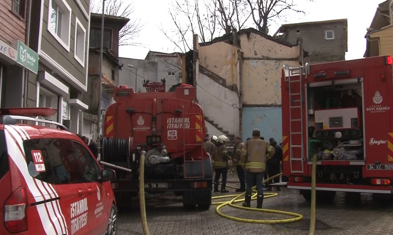 Fatih’te 3 katlı binada yangın: 1 ölü