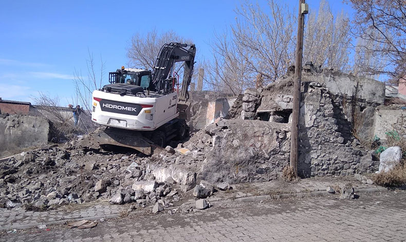 Kars’ta metruk yapıların yıkımı sürüyor