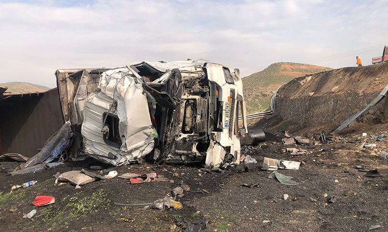 Şırnak’ta devrilen tırın sürücüsü yaralandı