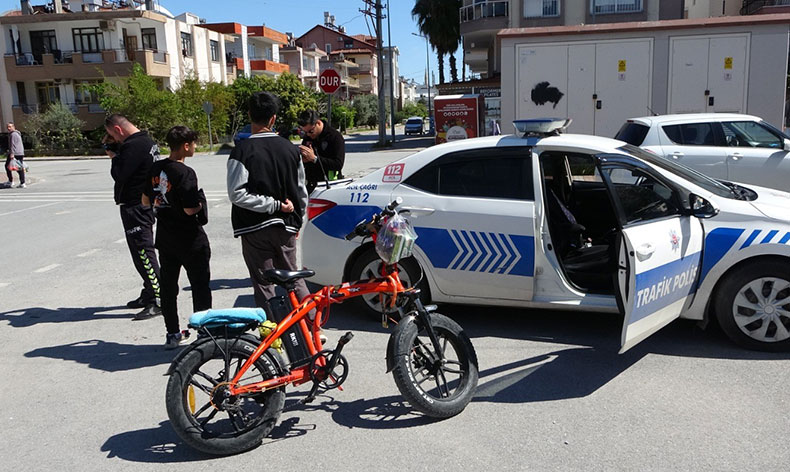 Elektrikli bisikletle park halindeki kamyonete çarptı
