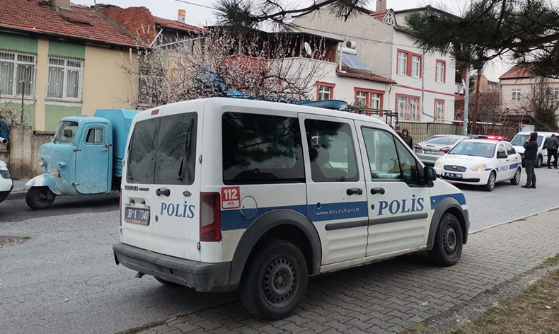 3 kattan düşen genç kız ağır yaralandı