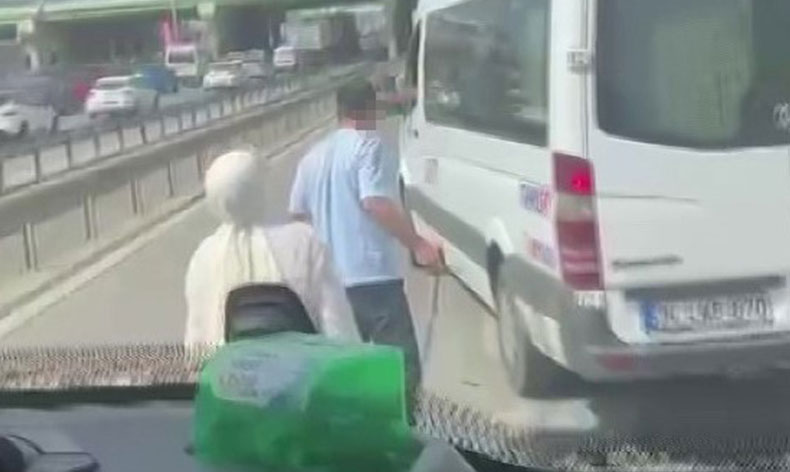 Minibüs sürücülerinin bıçaklı tartışması kamerada