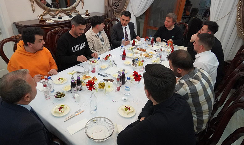 İftarda öğrencileri evinde misafir etti