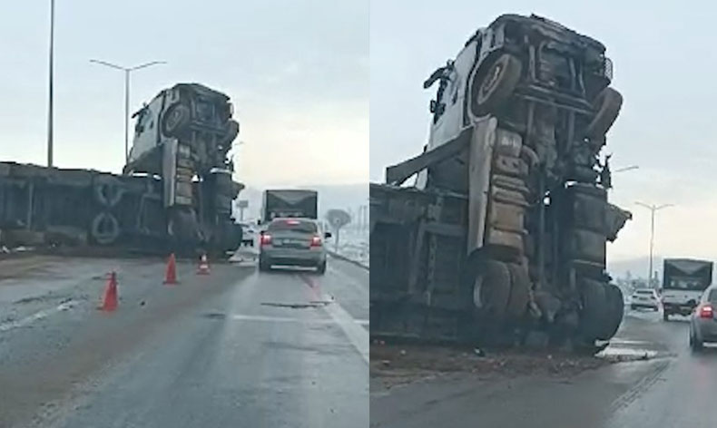 Kayganlaşan yolda meyve yüklü tır devrildi