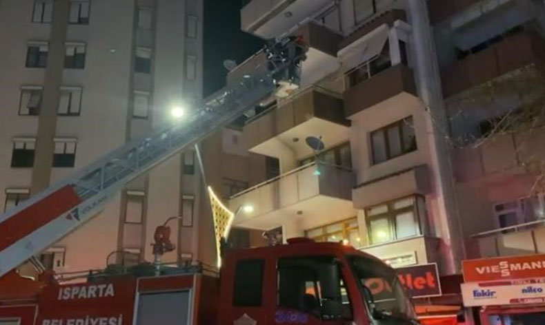 Düşen kadın itfaiye ekipleri tarafından kurtarıldı