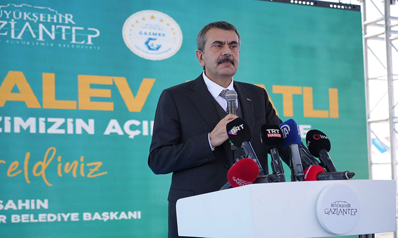 Bakan Yusuf Tekin, çocuklarla yakından ilgilendi