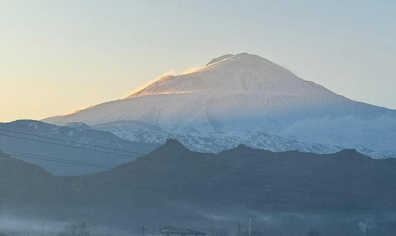 Türkiye’nin zirvesindeki fırtına görüntülendi