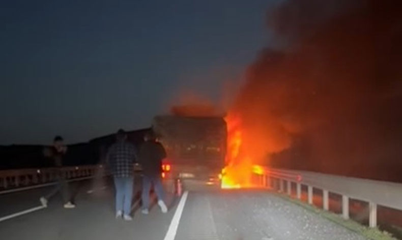 Alev alan tırda patlamalar yaşandı