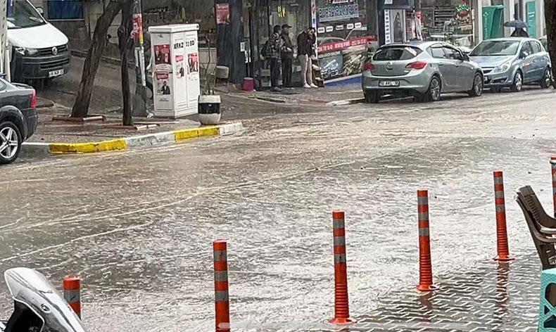 10 dakikada yollar göl oldu