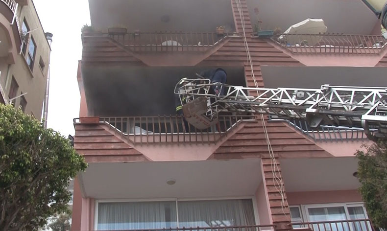 Apartman dairesinde çıkan yangın korkuttu