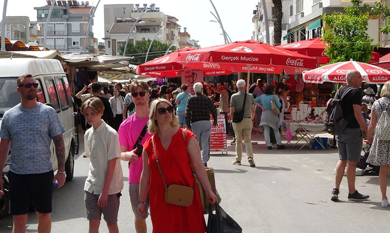 Perşembe pazarına turist yağdı, esnafın yüzü güldü