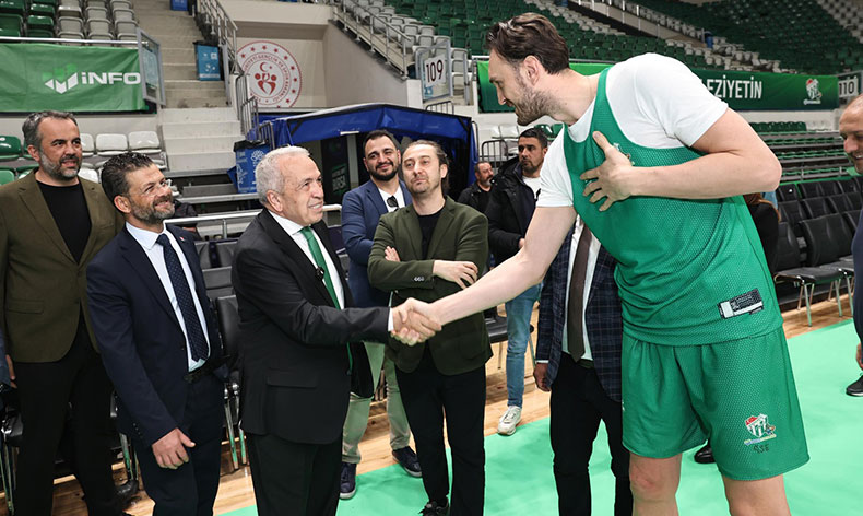 Şadi Özdemir Bursaspor Basketbol Takımı’nı antrenmanda izledi