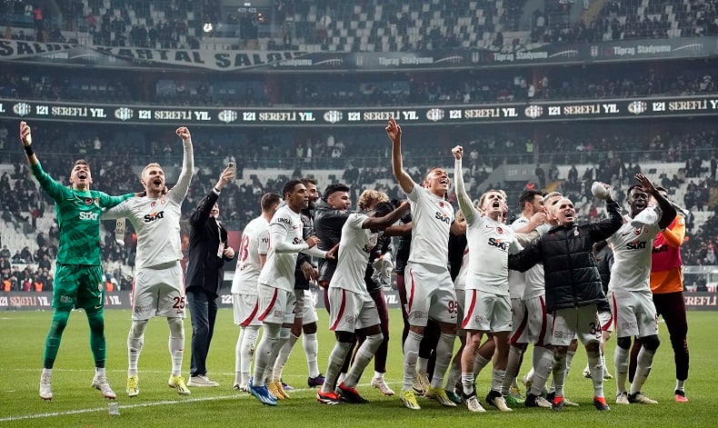 Galatasaray galibiyetini taraftarıyla kutladı
