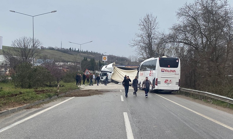 Yalova’da devrilen mıcır yüklü tıra otobüs çarptı