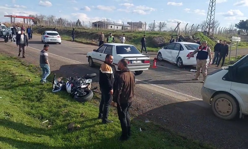 Otomobil altında kalan motosiklet sürücüsü hayatını kaybetti