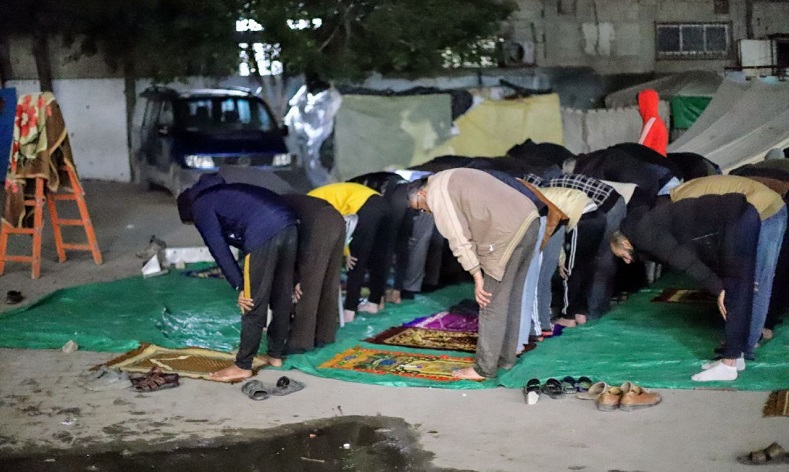 Gazze’de ilk teravih çadırlar arasında kılındı