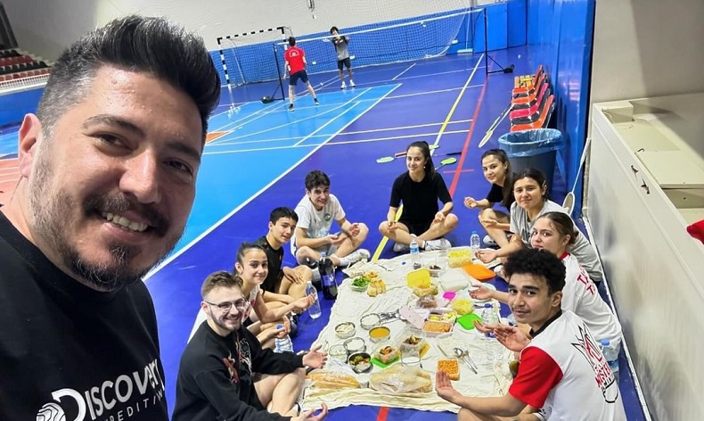 Şampiyonaya hazırlanan ‘altın jenerasyon’ spor salonunda iftar yaptı