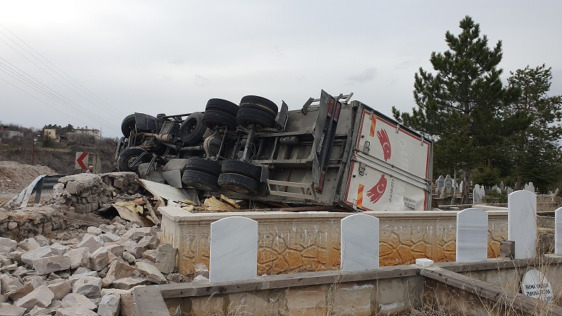 Virajı alamayan tır mezarlığa devrildi