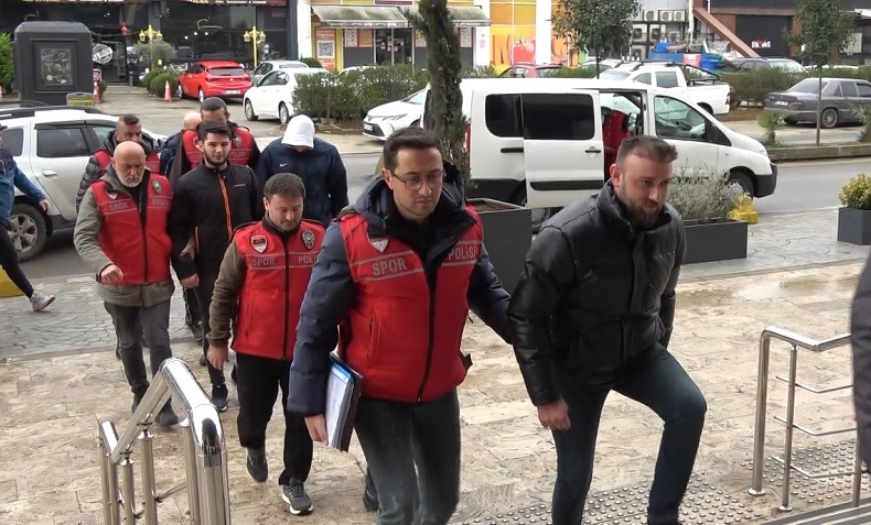 Trabzonspor – Fenerbahçe maçında sahaya girerek olaylara karışan 7 kişi adliyeye getirildi