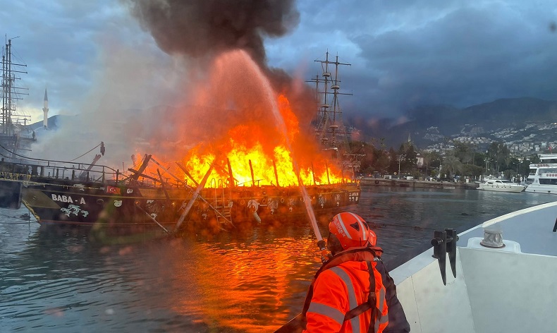 Alanya’da alev alev yanan tur tekneleriyle ilgili adli soruşturma başlatıldı