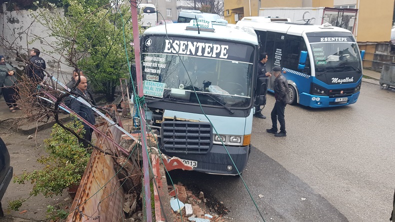 Yolcu dolu minibüs bahçe duvarına çarptı