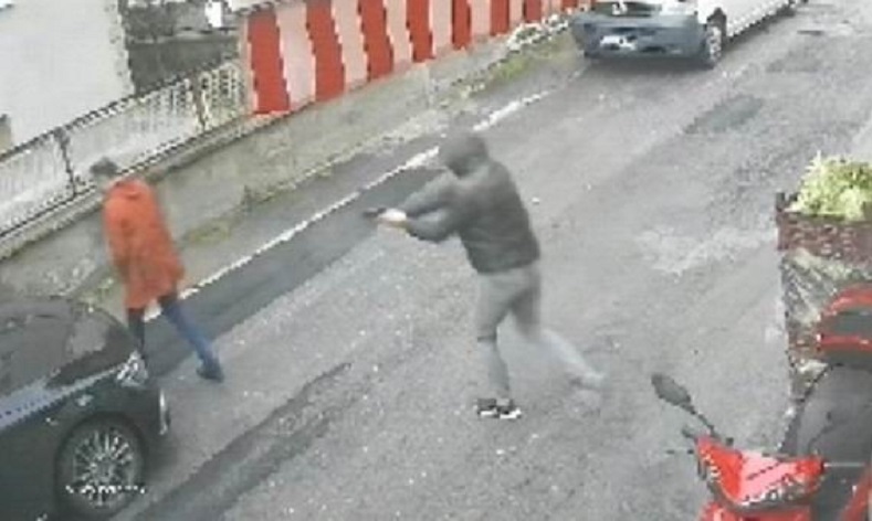 Avukat aracına binerken silahla vurularak yaralandı