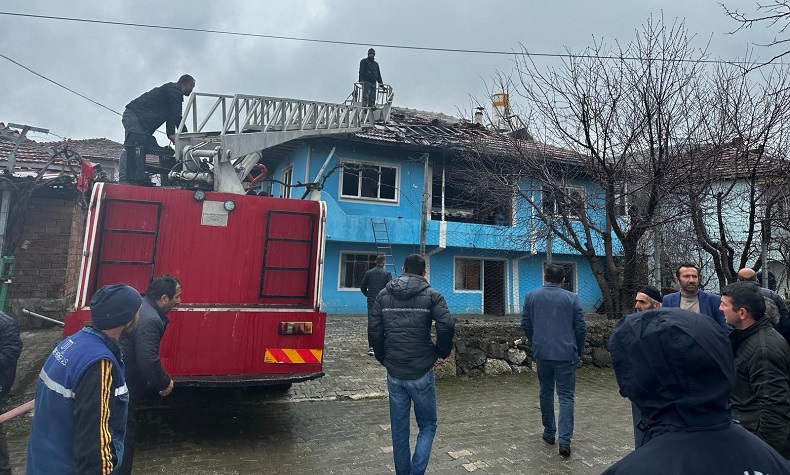 Mumdan çıkan yangın evi kullanılamaz hale getirdi