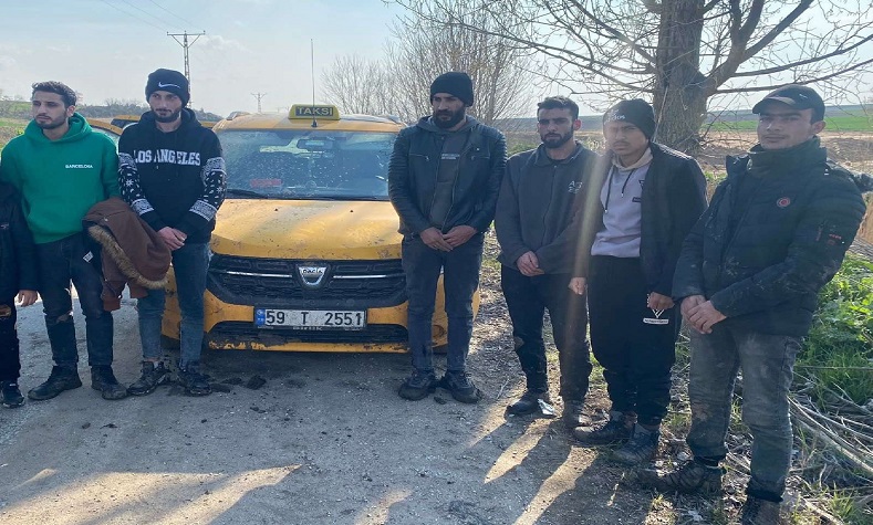 Edirne’de ticari taksiden 9 kaçak göçmen çıktı