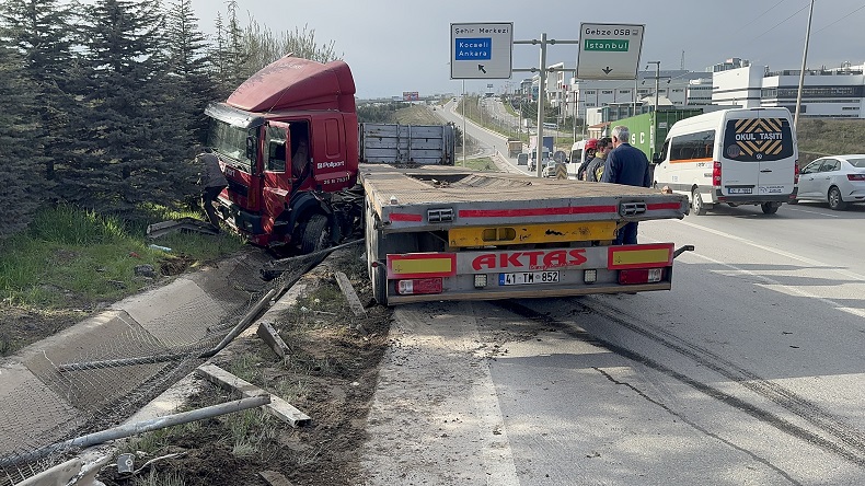 Bariyeri biçen tır makaslayarak su kanalına girdi