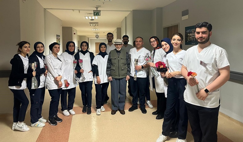 Üniversite öğrencileri hastanede tedavi gören yaşlılara karanfil dağıttı