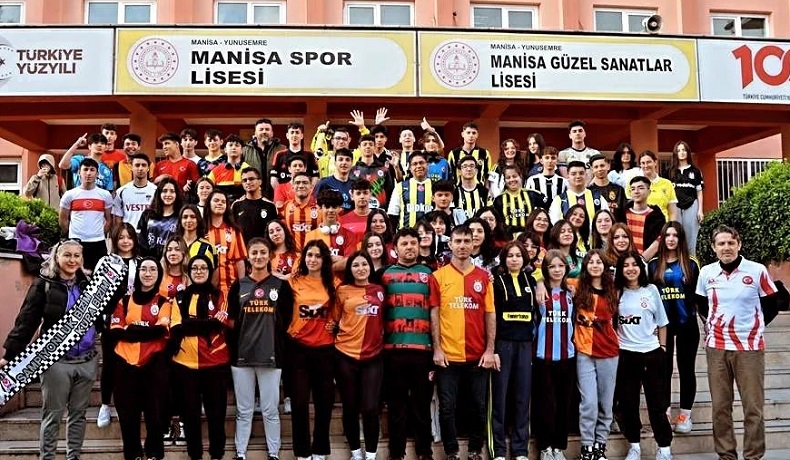 Tuttukları takımların formalarıyla okula geldiler