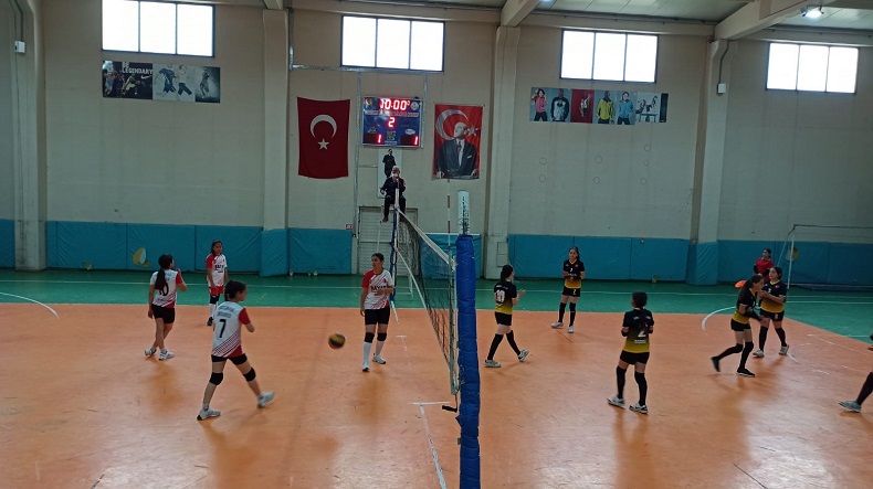 Sarıgöl’de kızlar arası voleybol turnuvası başladı