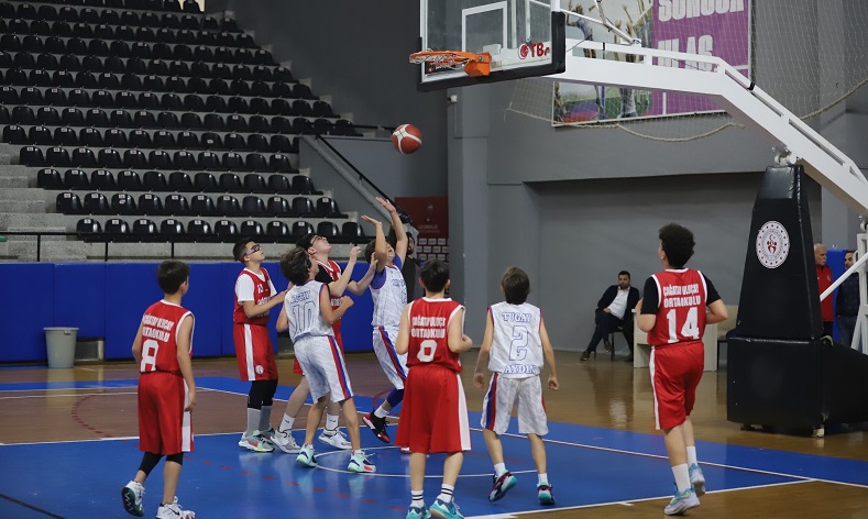 Basketbolda grup maçları heyecanı Denizli’de yaşandı