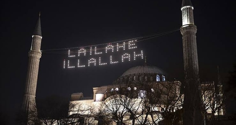 Ayasofya-i Kebir Camii Şerifi’ne Ramazan mahyası asıldı