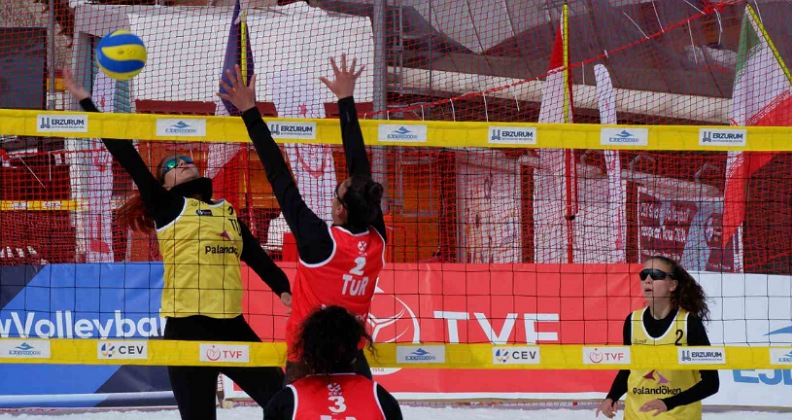 Erzurum’da kar voleybolu heyecanı
