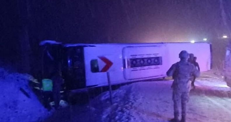 Yolcu otobüsü devrildi yaralılar var